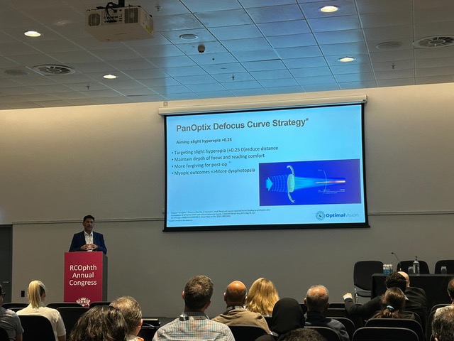 Dr Mani presenting at Innovation Day at the Royal College of Ophthalmology
